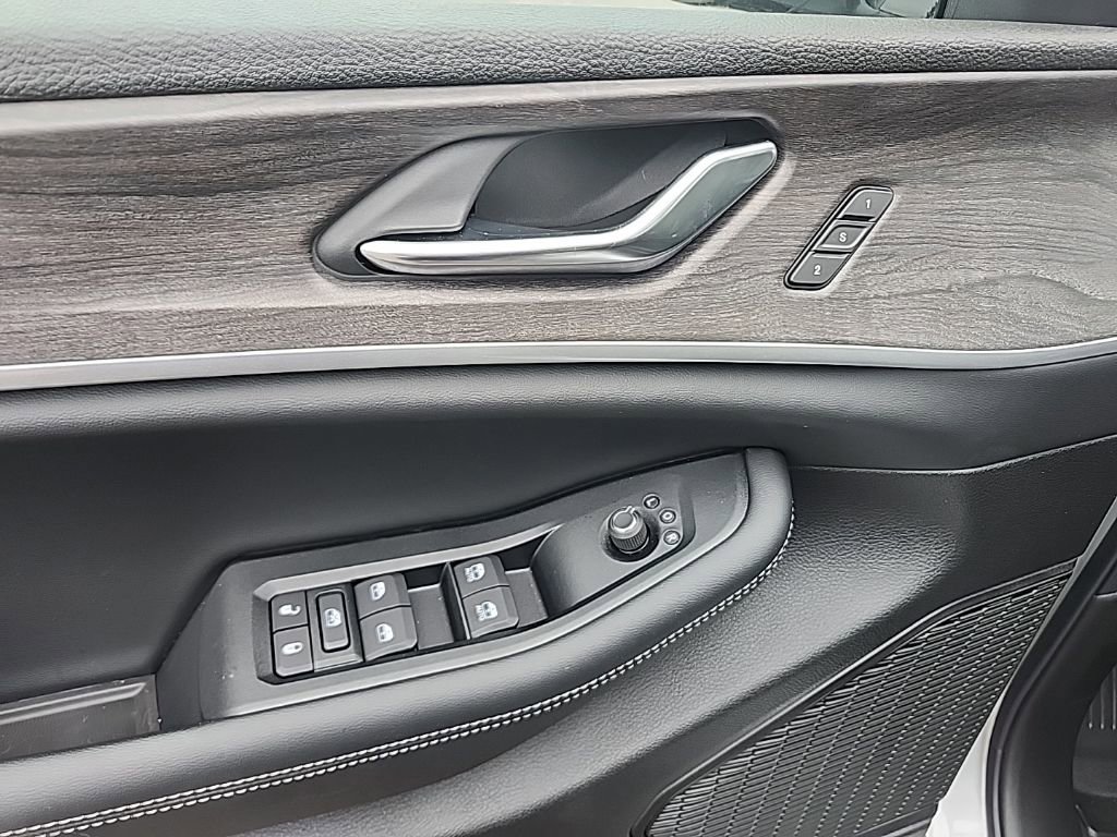 New 2025 Jeep Grand Cherokee L Limited w/ Black Appearance Package image 28
