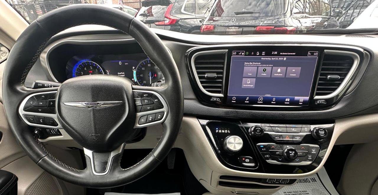 Used 2023 Chrysler Pacifica Touring-L FWD image 11