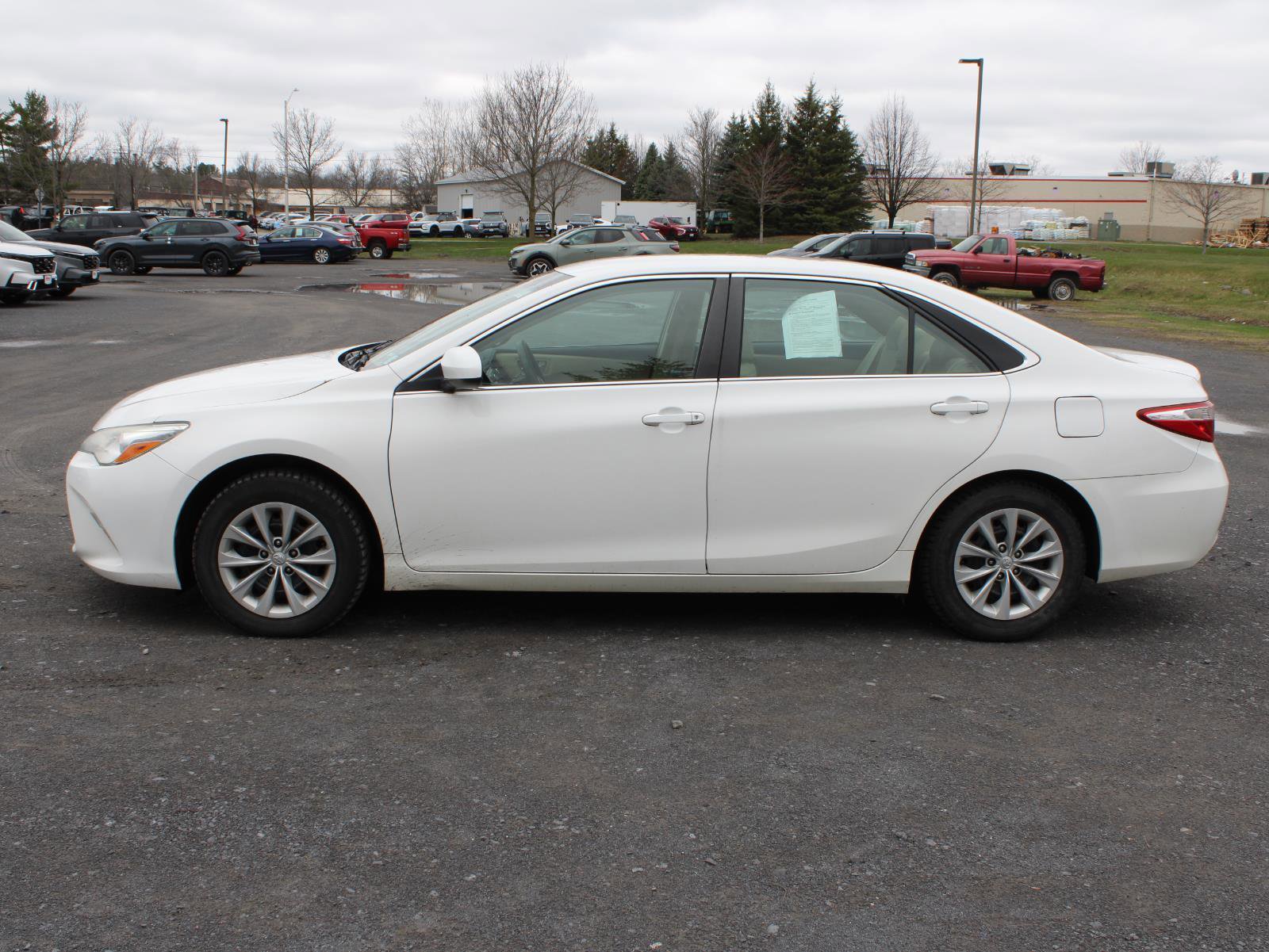 Used 2015 Toyota Camry LE image 5