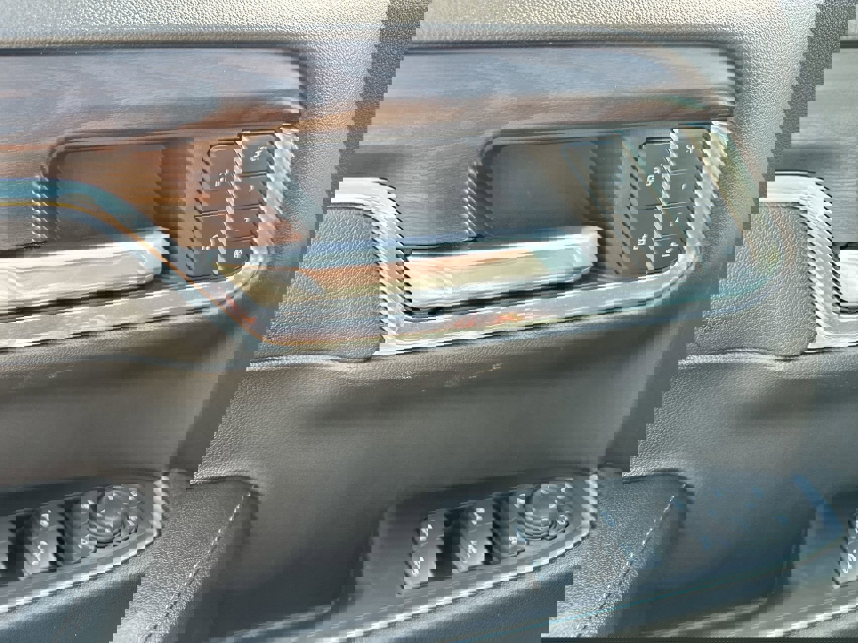 Used 2024 GMC Sierra 1500 SLT image 13