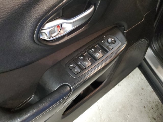 Used 2016 Jeep Cherokee Latitude AWD/4WD image 13