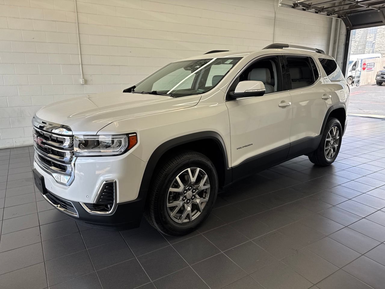 Used 2021 GMC Acadia SLT w/ Preferred Package FWD image 4