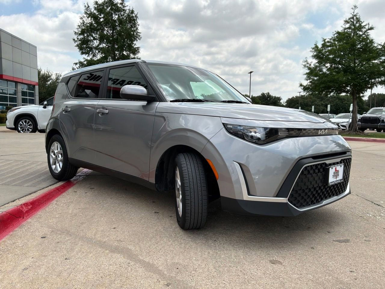Used 2025 Kia Soul LX w/ LX Technology Package FWD image 4