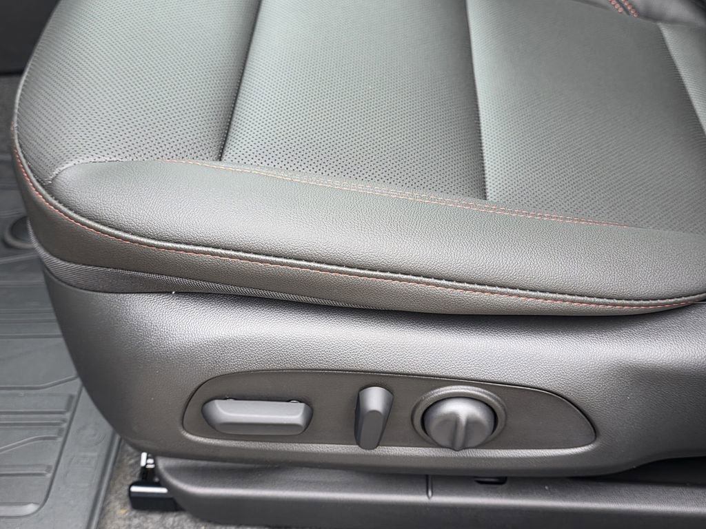 New 2026 Chevrolet Trax RS w/ Sunroof Package FWD image 25