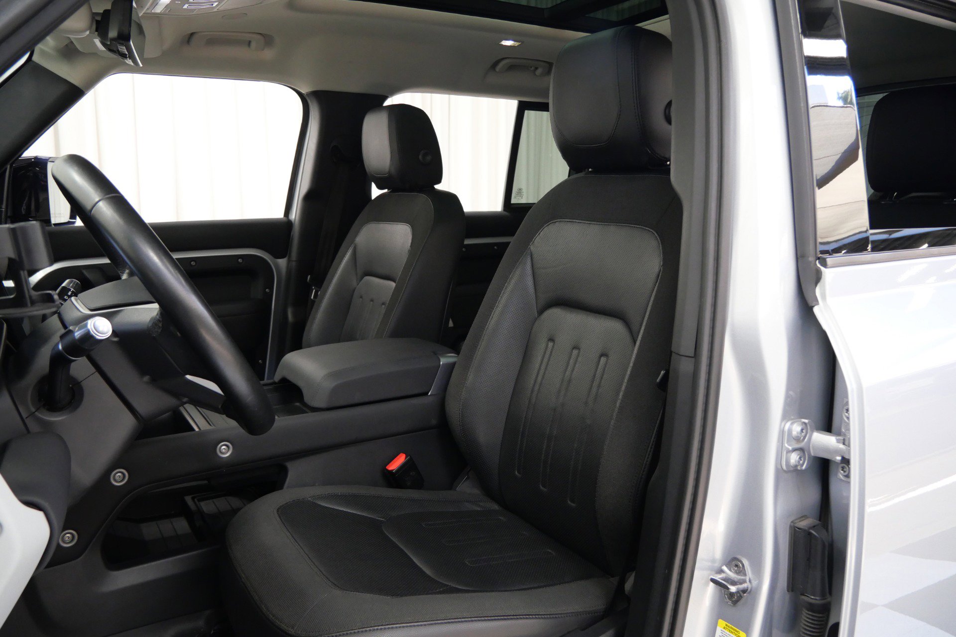 Used 2020 Land Rover Defender 110 First Edition image 21