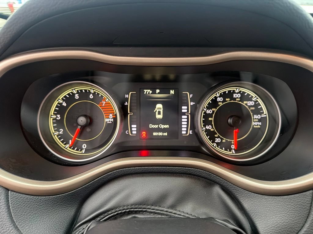 Used 2017 Jeep Cherokee Latitude w/ Cold Weather Group AWD/4WD image 31