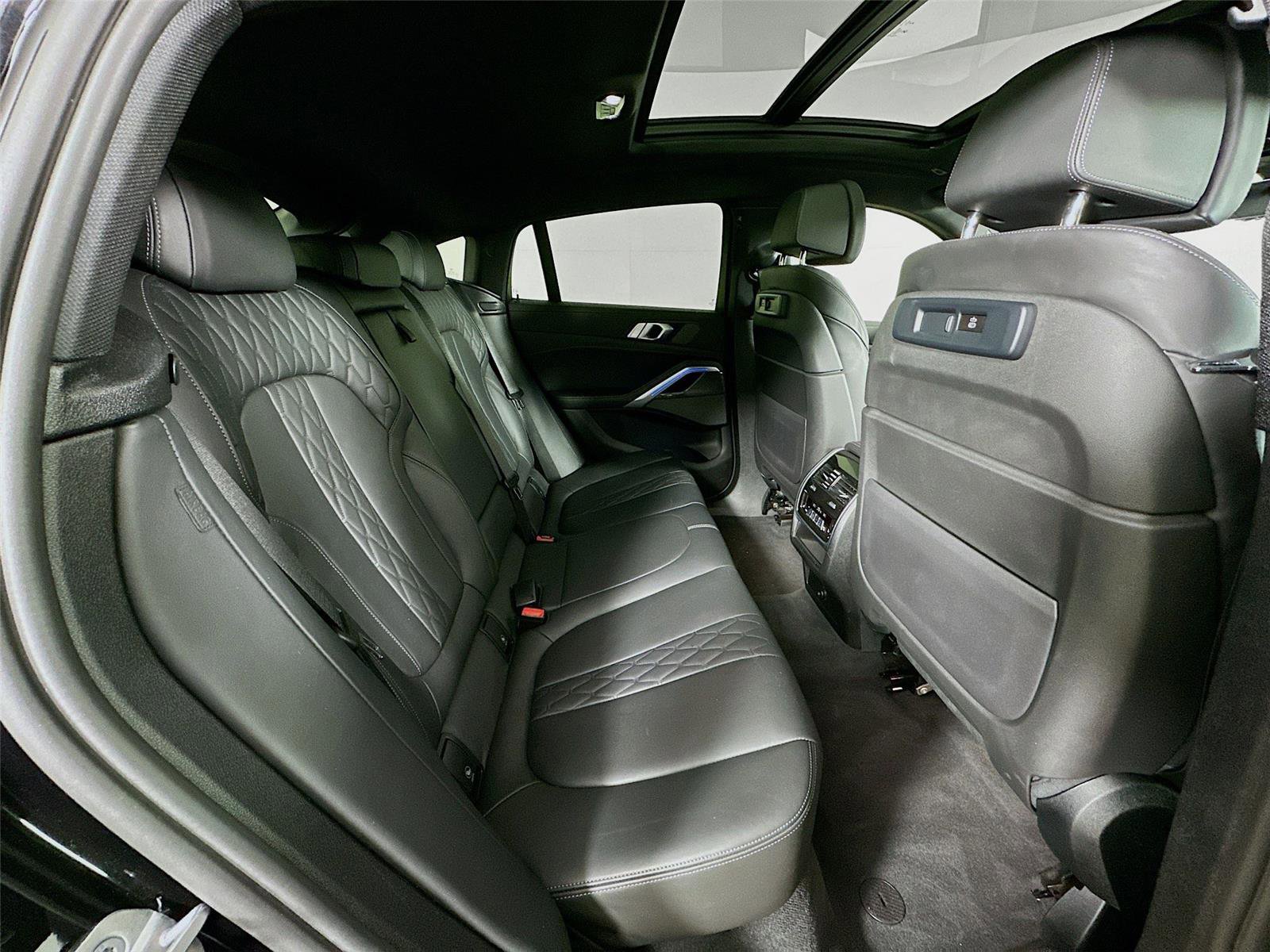 Used 2021 BMW X6 M50i image 29