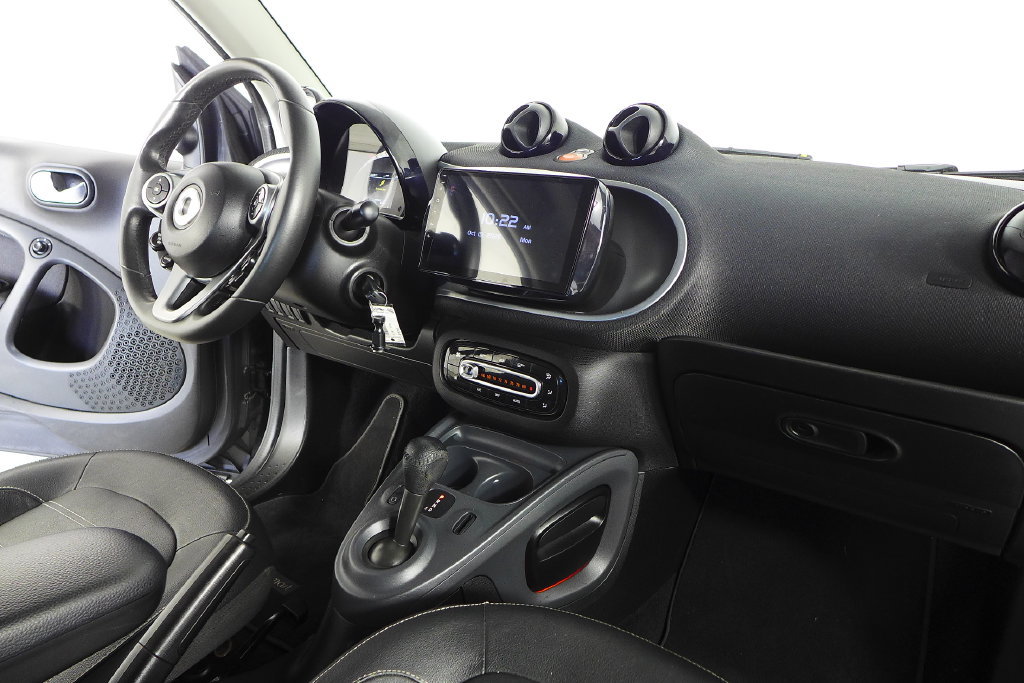 Used 2016 smart fortwo Proxy RWD image 13