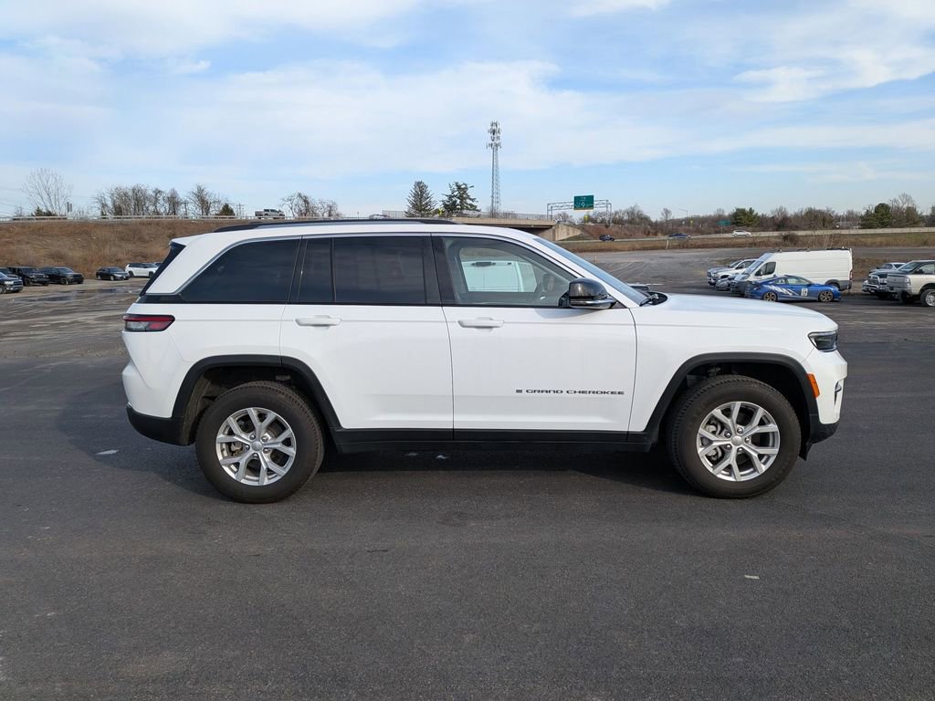 Used 2024 Jeep Grand Cherokee Limited AWD/4WD image 2