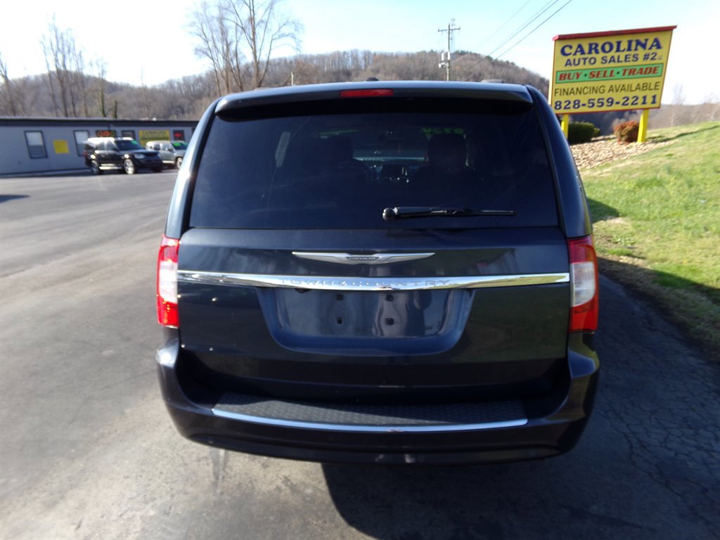 Used 2013 Chrysler Town & Country Touring-L w/ Driver Convenience Group image 4