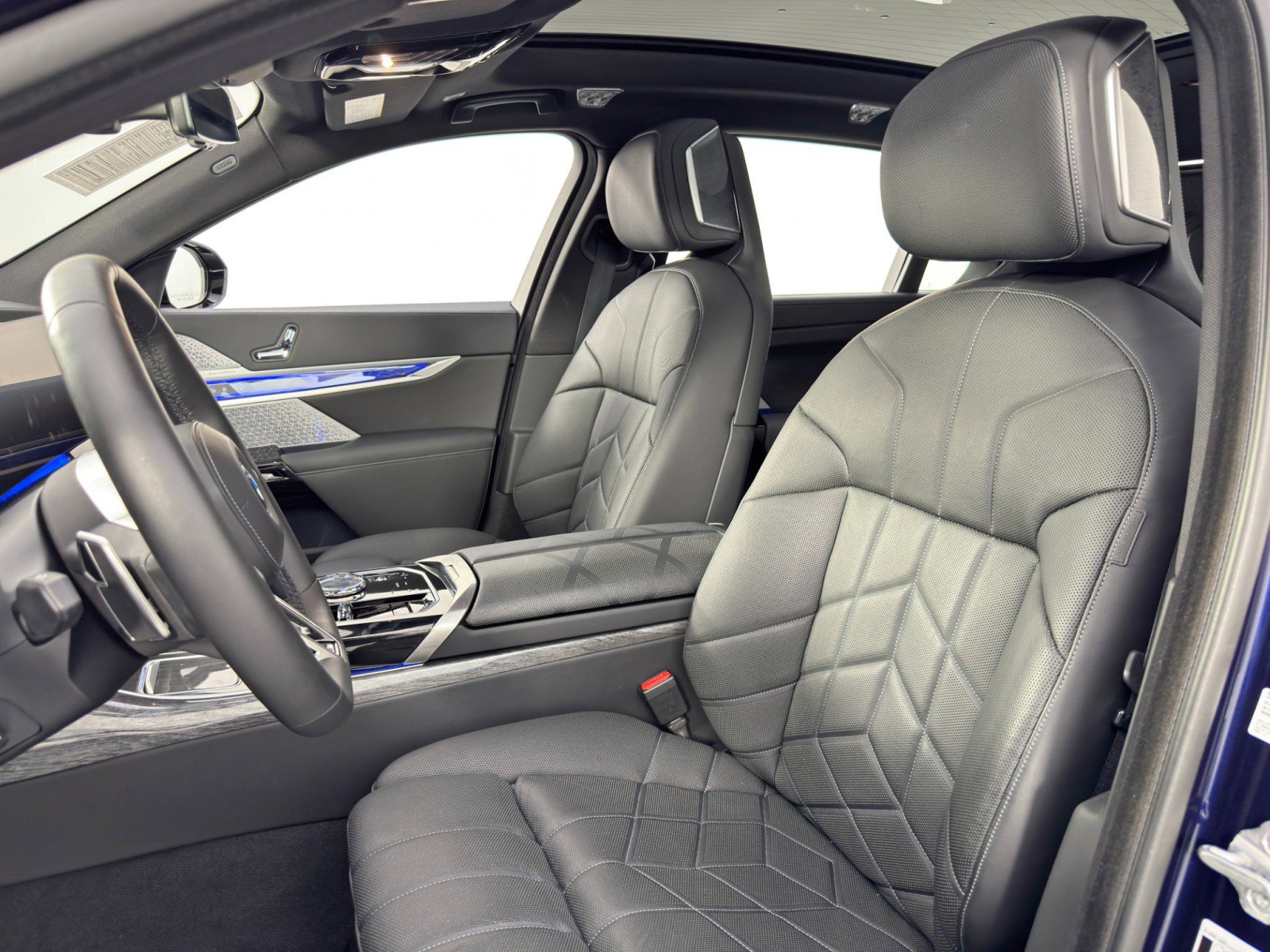 Used 2024 BMW i7 xDrive60 w/ Executive Package image 49