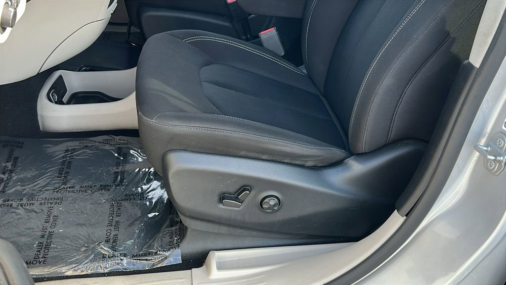 Used 2023 Chrysler Voyager LX image 30