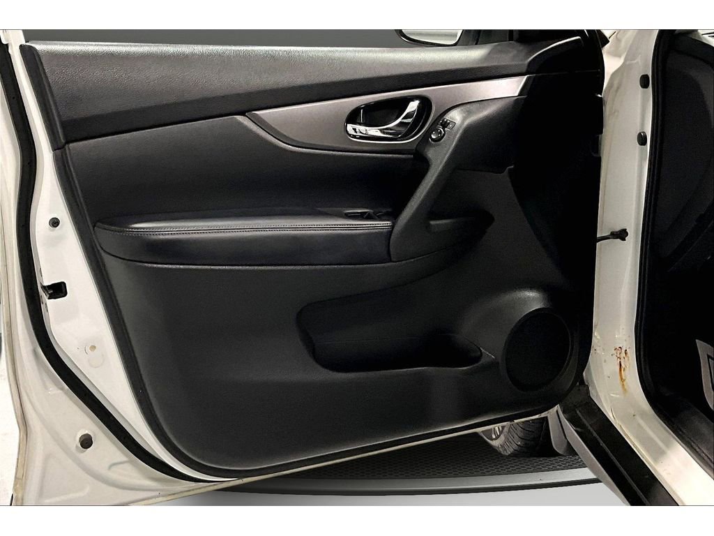 Used 2016 Nissan Rogue SV image 23