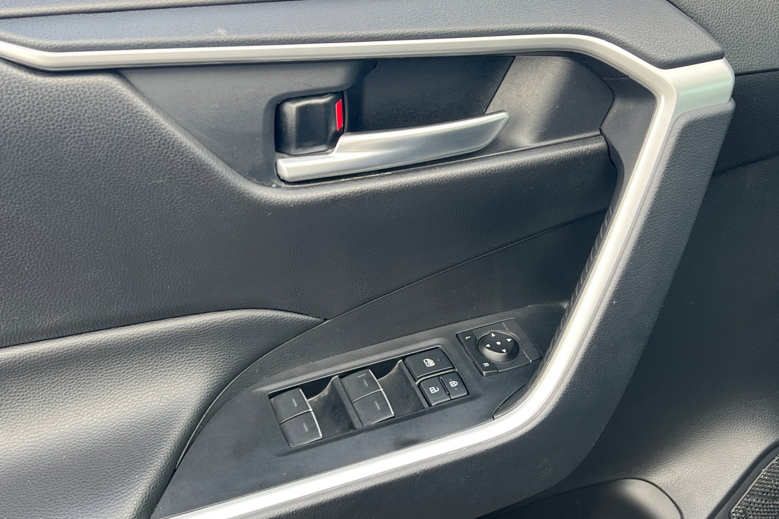 Used 2025 Toyota RAV4 XLE FWD image 11