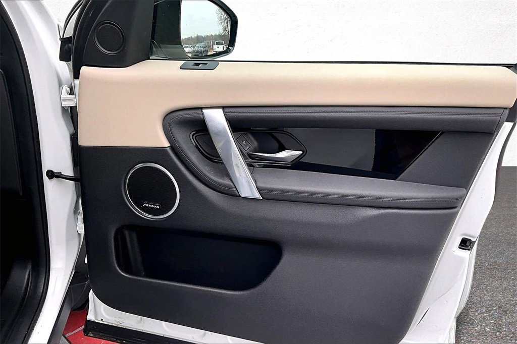 Used 2023 Land Rover Discovery Sport SE image 28