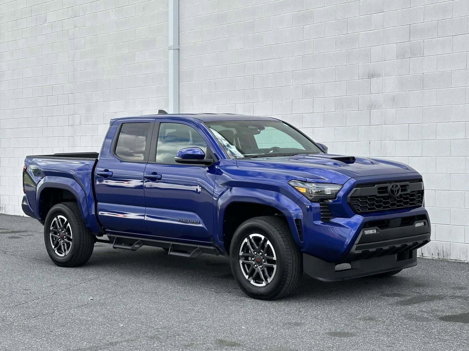 Used 2025 Toyota Tacoma TRD Sport w/ TRD Sport Upgrade Package AWD/4WD image 7
