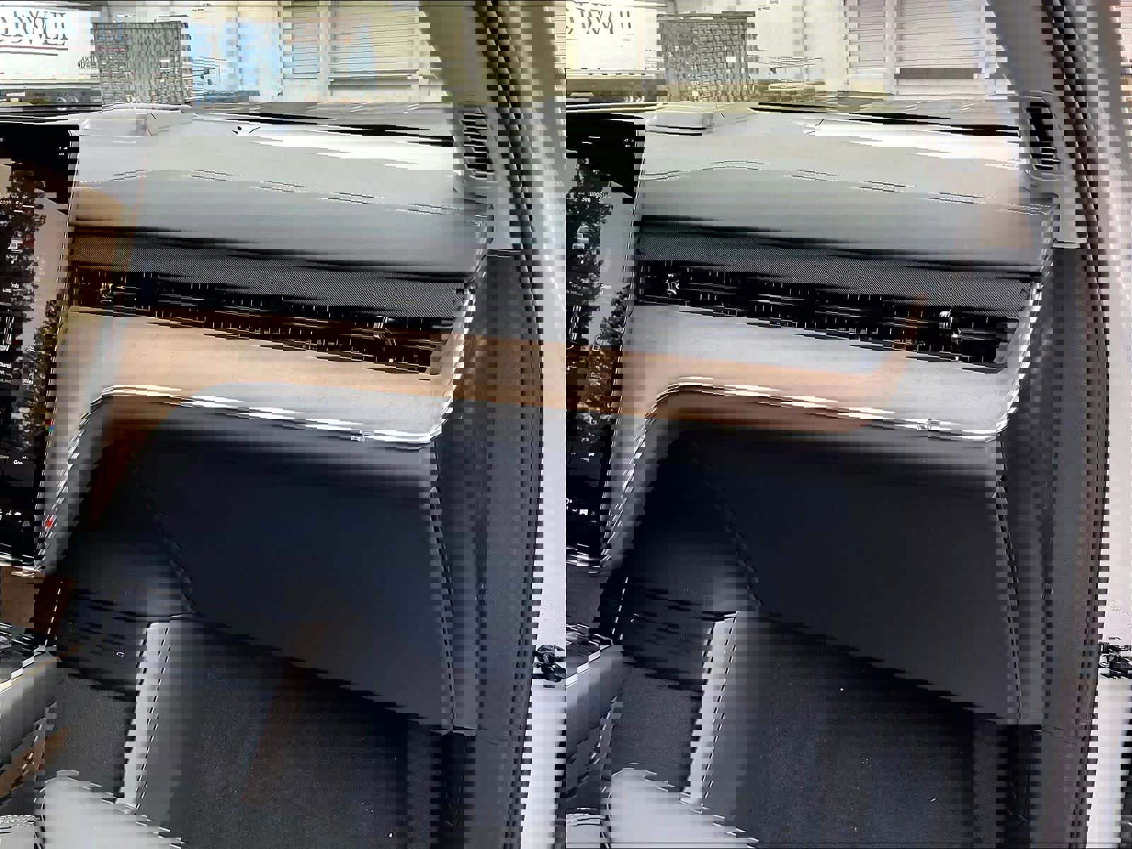 New 2025 Volvo EX90 Plus w/ Protection Package Premier image 29