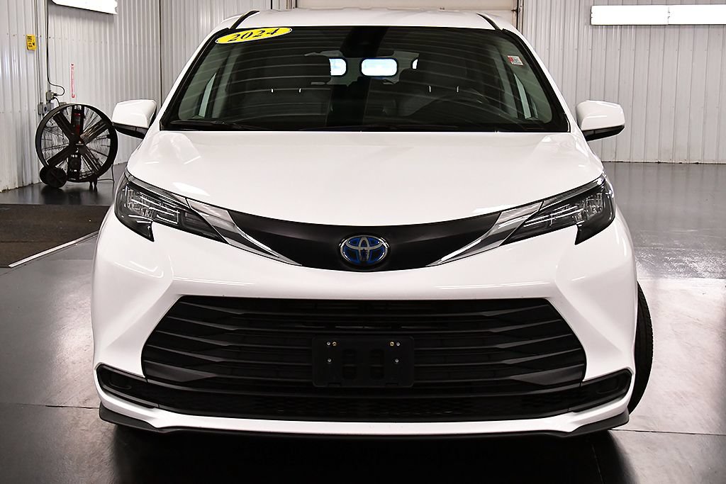 Used 2024 Toyota Sienna LE AWD/4WD image 2