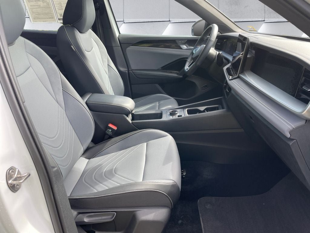 Used 2025 Volkswagen Tiguan SE R-Line AWD/4WD image 16