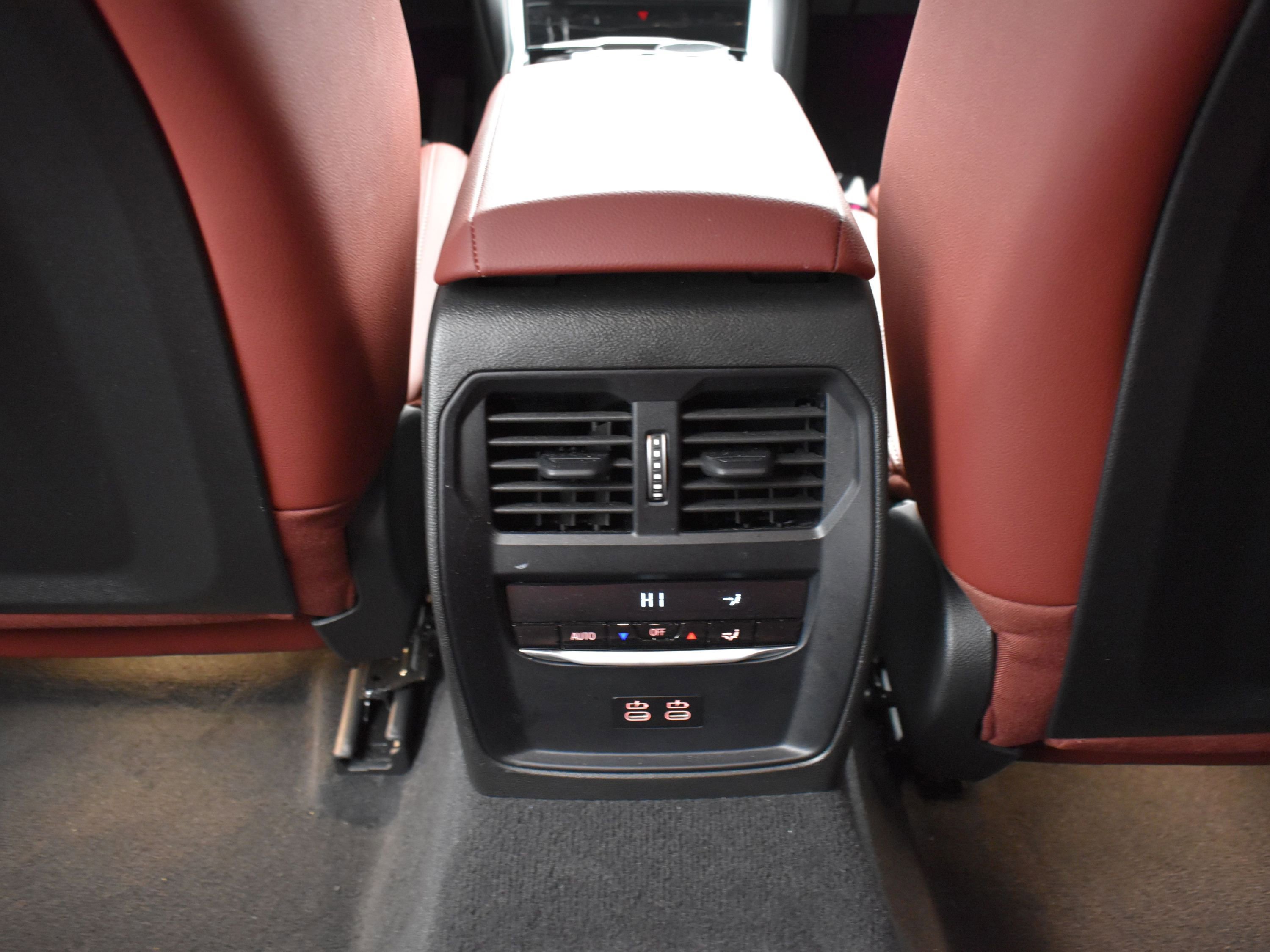 Used 2024 BMW 330i Sedan w/ Convenience Package image 14