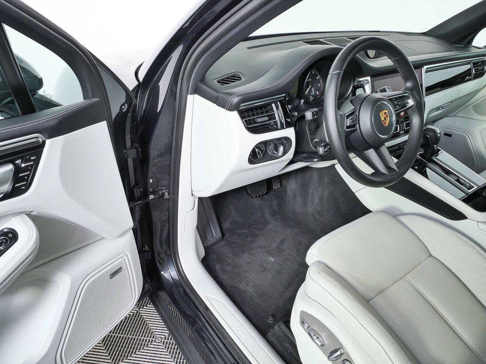 Certified 2024 Porsche Macan AWD/4WD image 8
