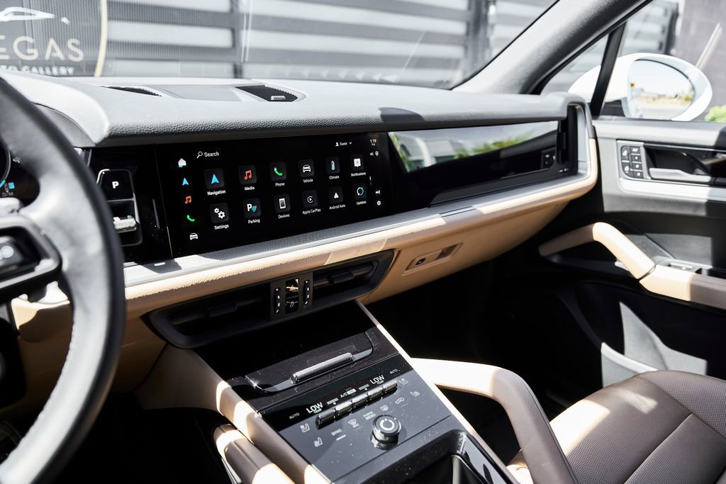 Used 2025 Porsche Cayenne image 61