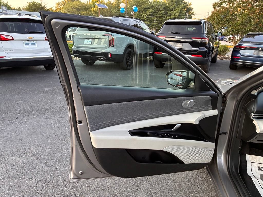 Used 2023 Hyundai Elantra Limited FWD image 42