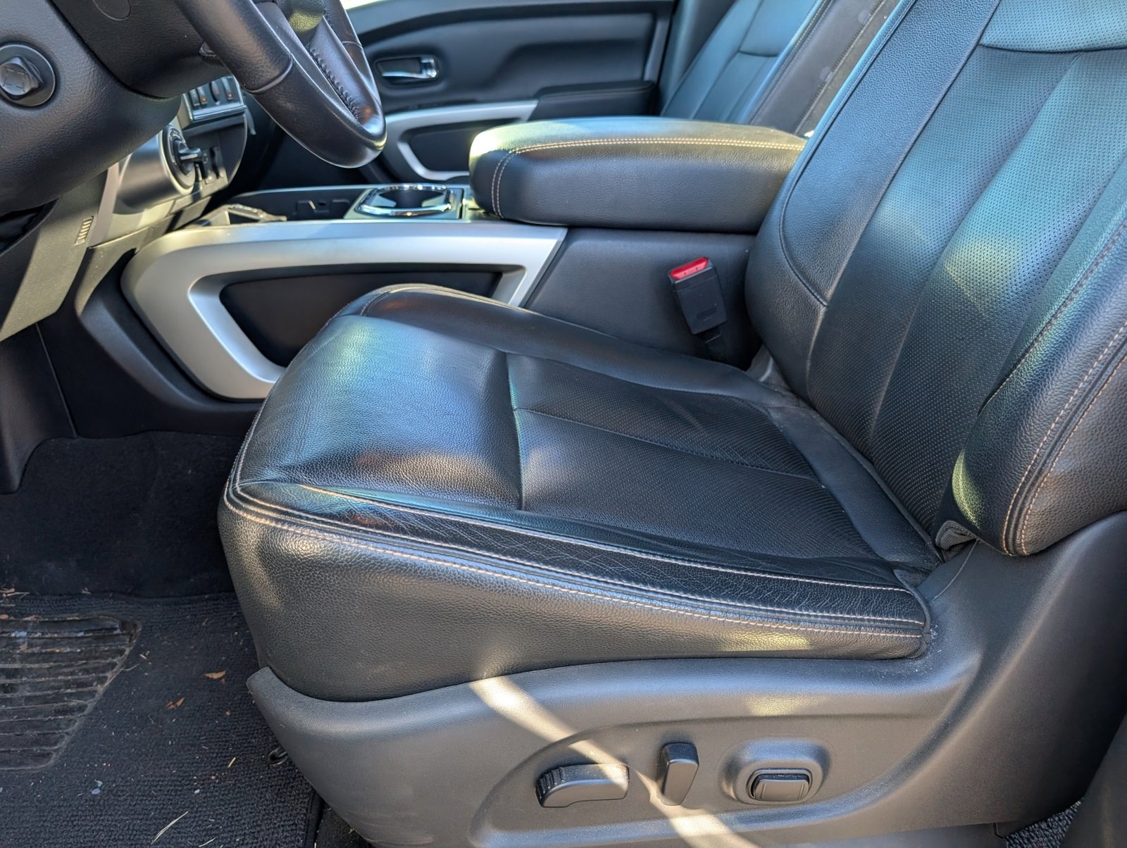 Used 2018 Nissan Titan SL w/ Off-Road Package image 7