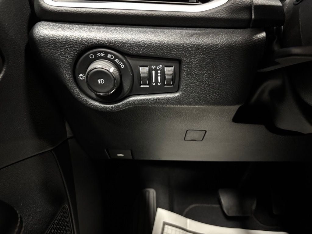 Used 2025 Chrysler Pacifica Select FWD image 16