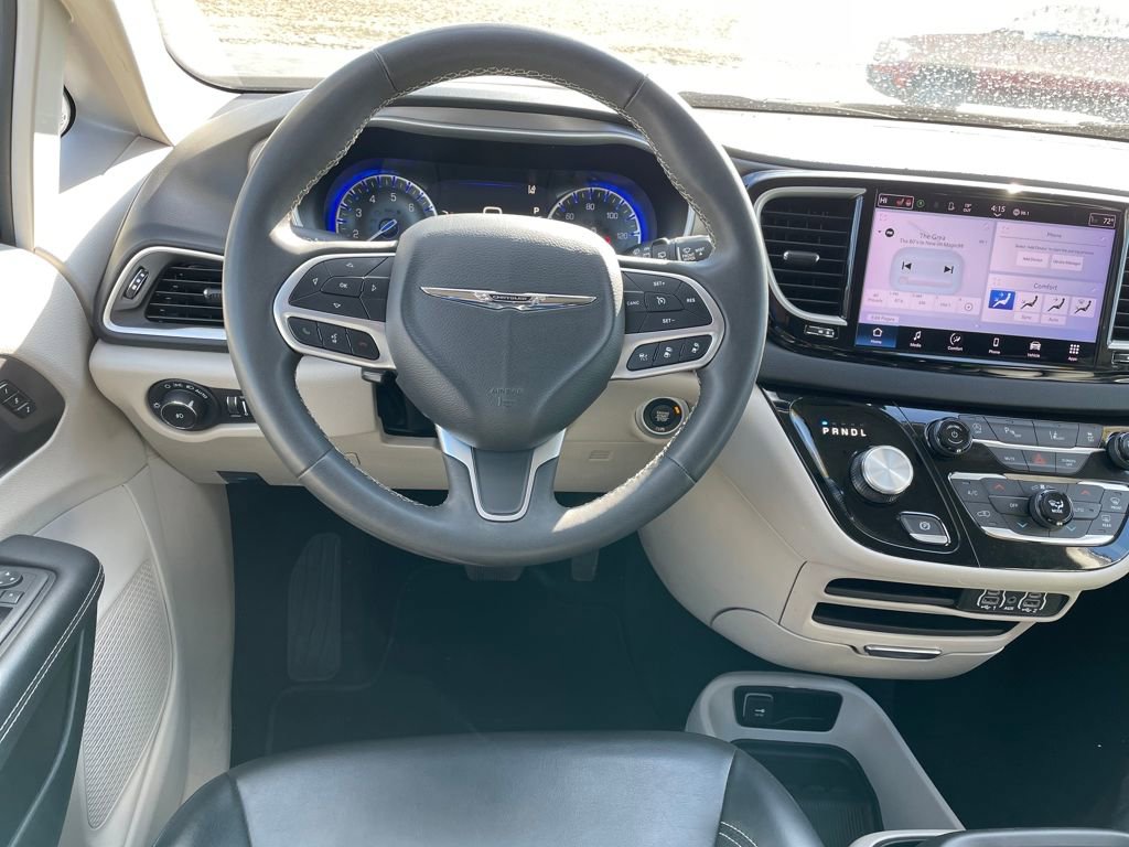 Used 2023 Chrysler Pacifica Touring-L image 18