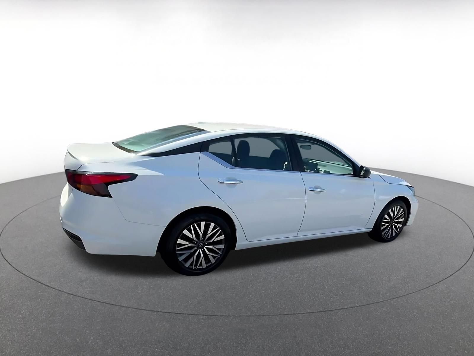 Used 2025 Nissan Altima 2.5 SV FWD image 13