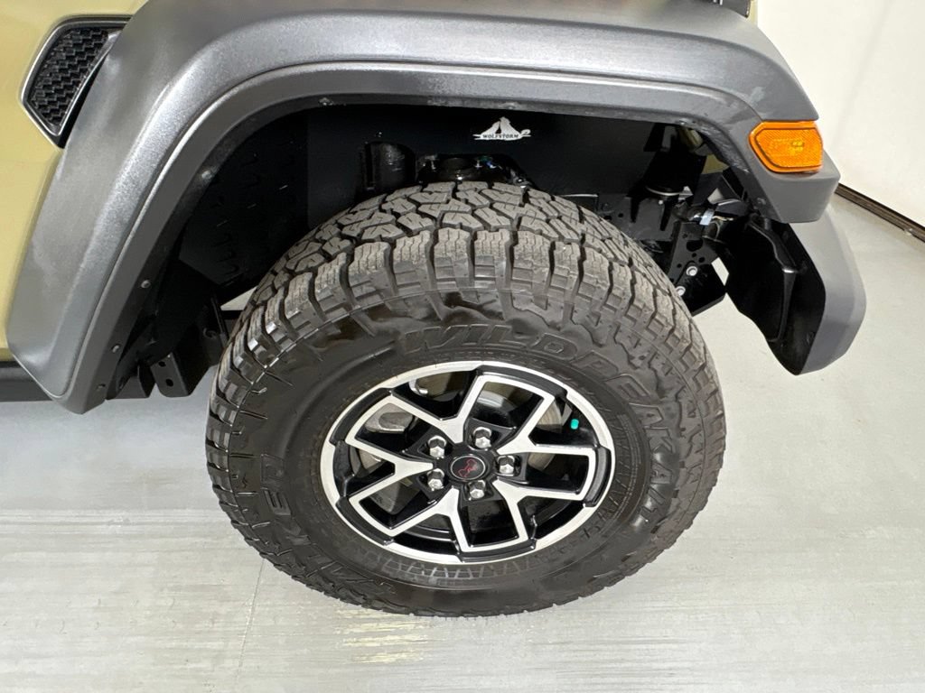 Used 2025 Jeep Gladiator Rubicon w/ Technology Group AWD/4WD image 14