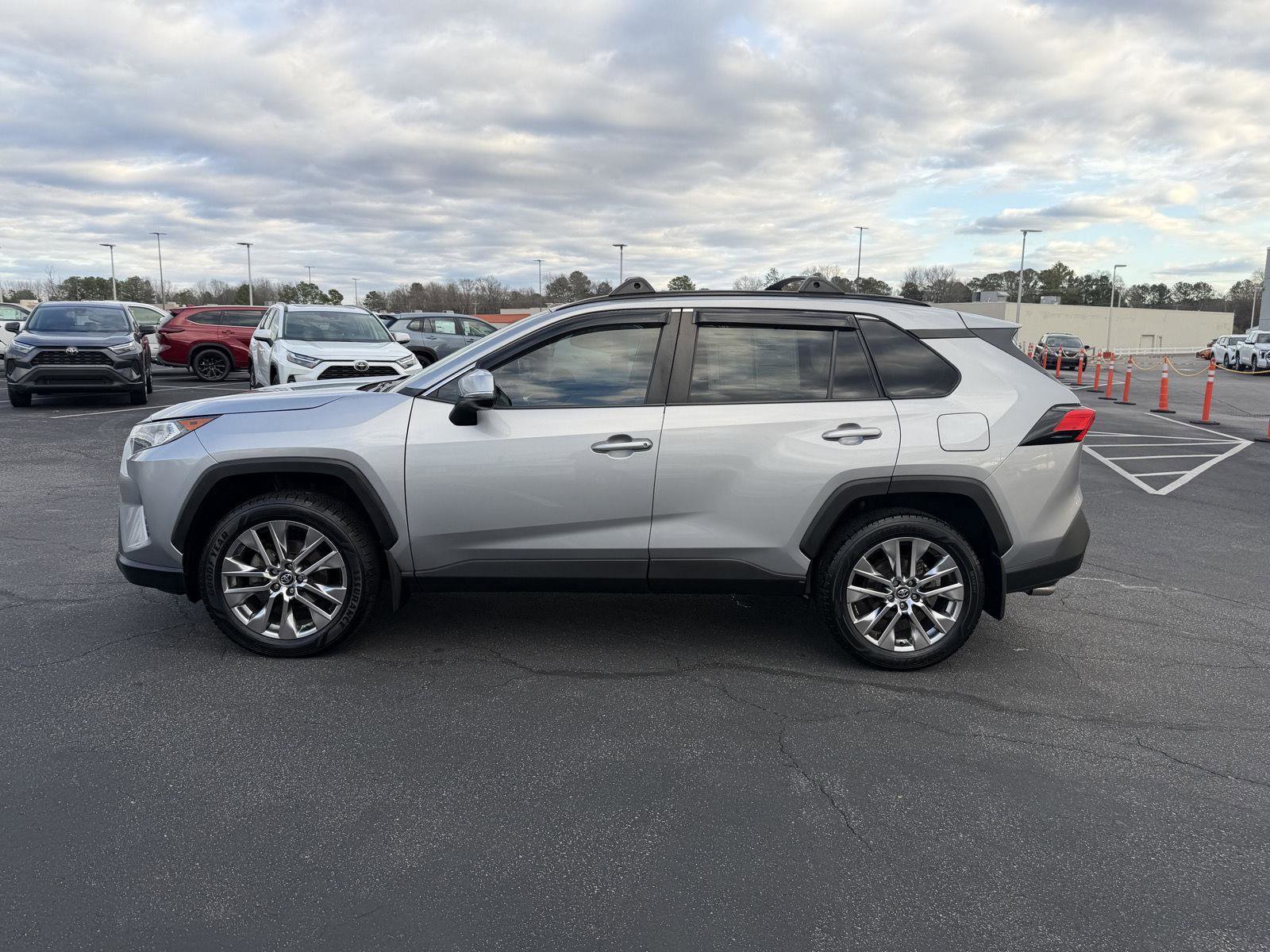 Used 2021 Toyota RAV4 XLE Premium image 4