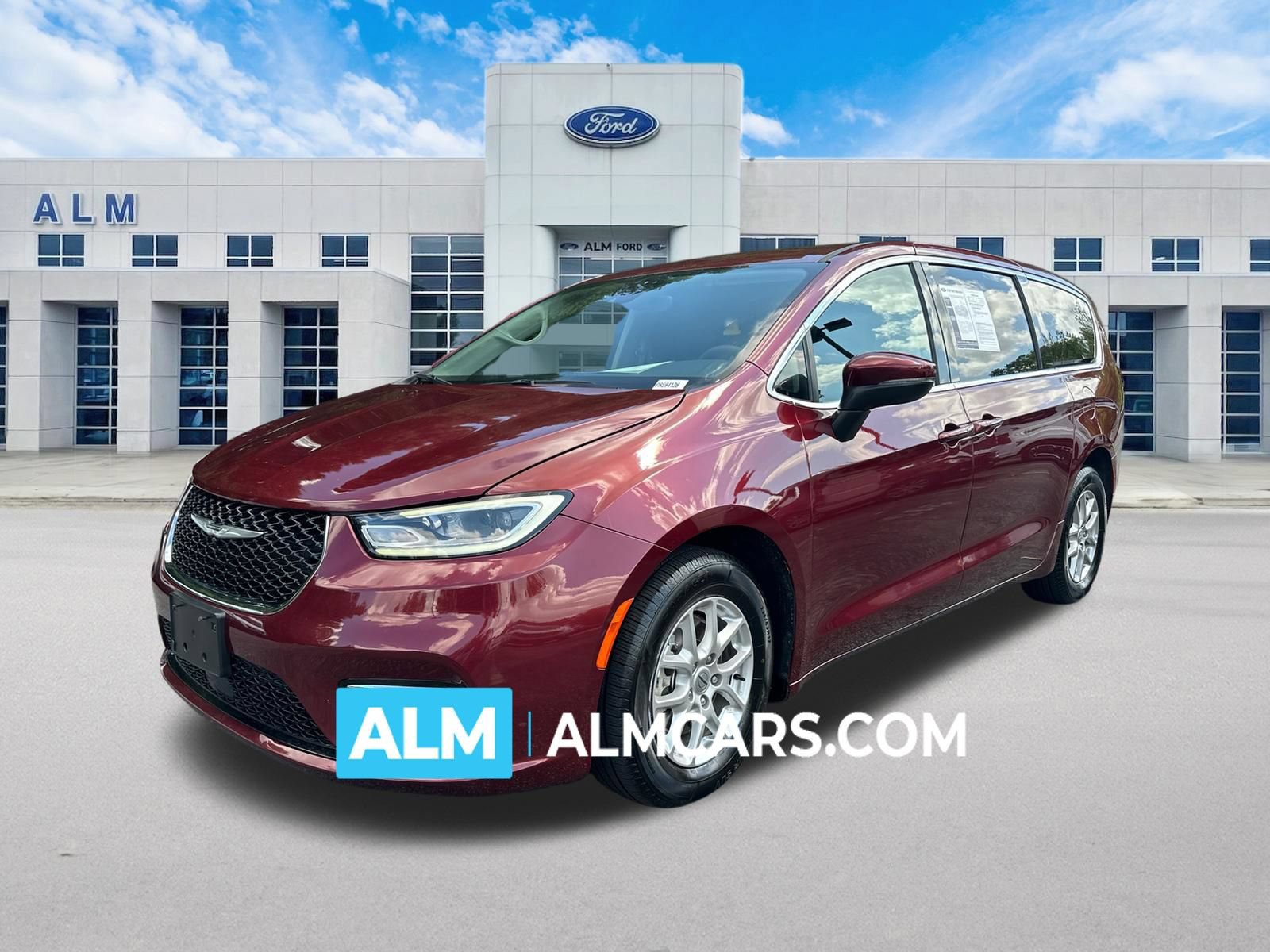 Used 2023 Chrysler Pacifica Touring-L FWD image 1
