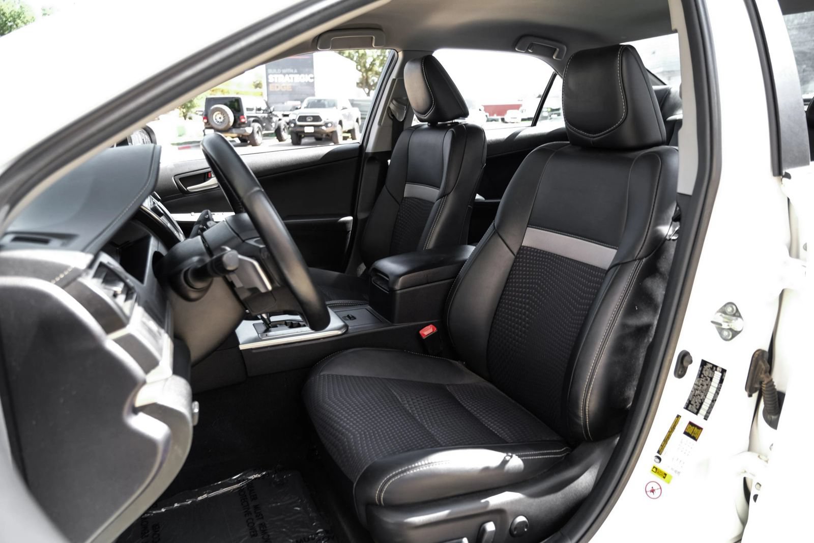 Used 2014 Toyota Camry SE FWD image 29