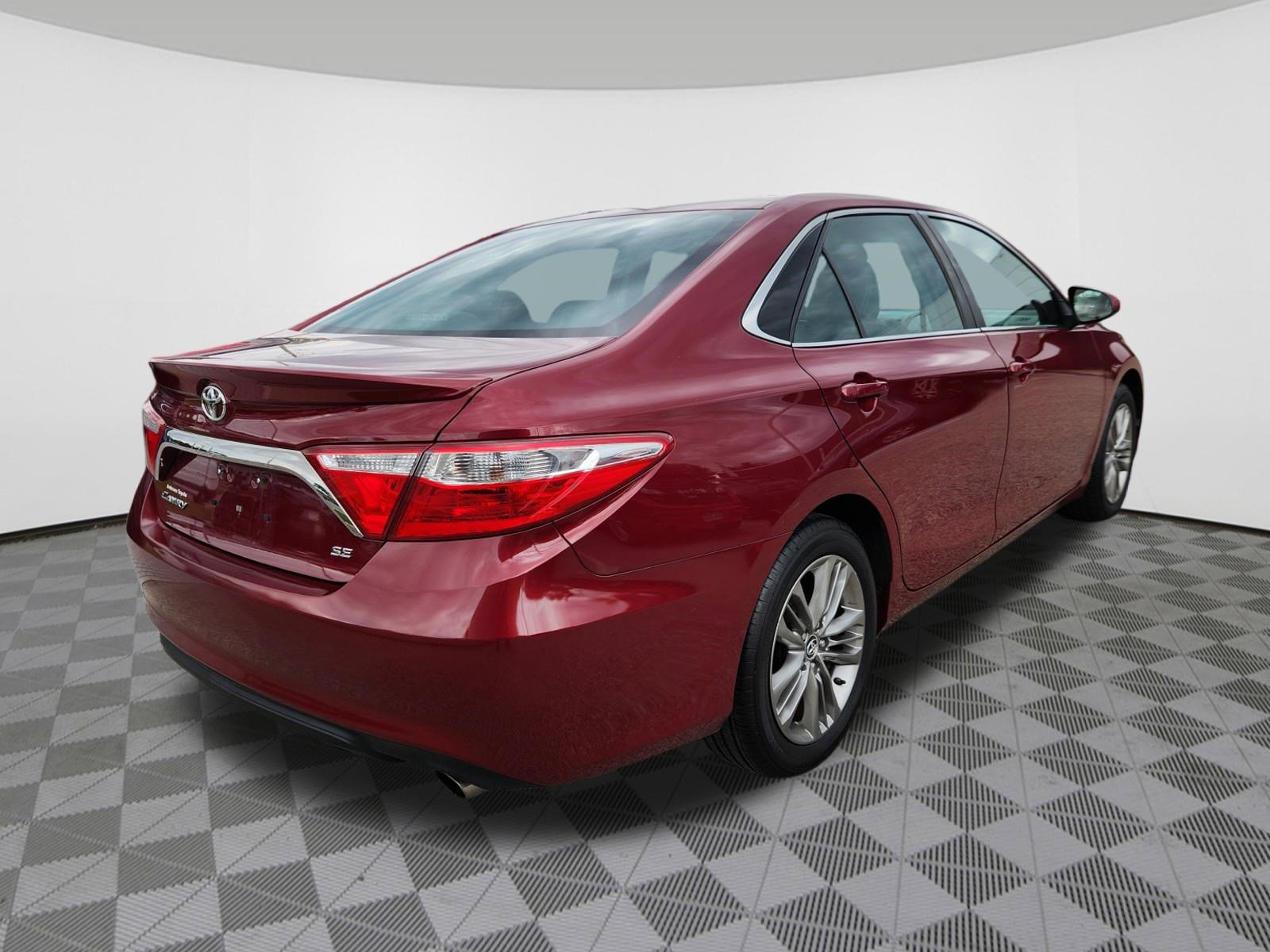 Used 2016 Toyota Camry SE FWD image 4
