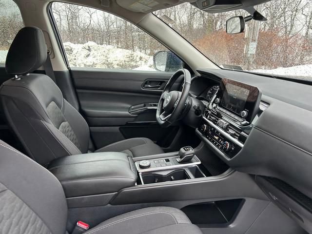Used 2025 Nissan Pathfinder SV AWD/4WD image 31