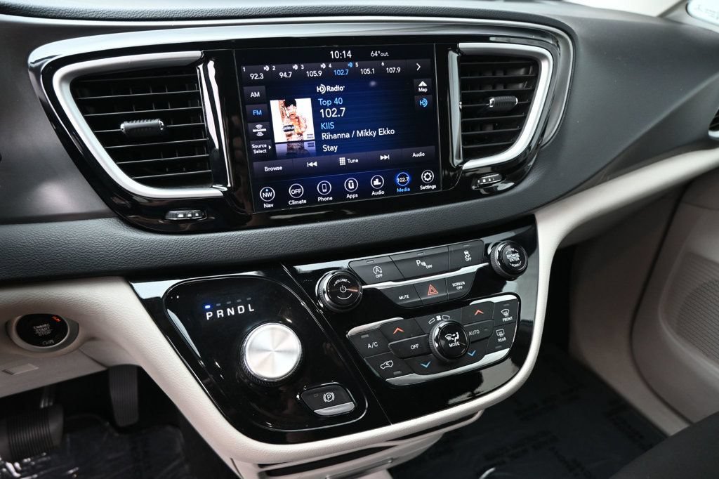 Used 2020 Chrysler Pacifica Touring w/ Tire & Wheel Group FWD image 10