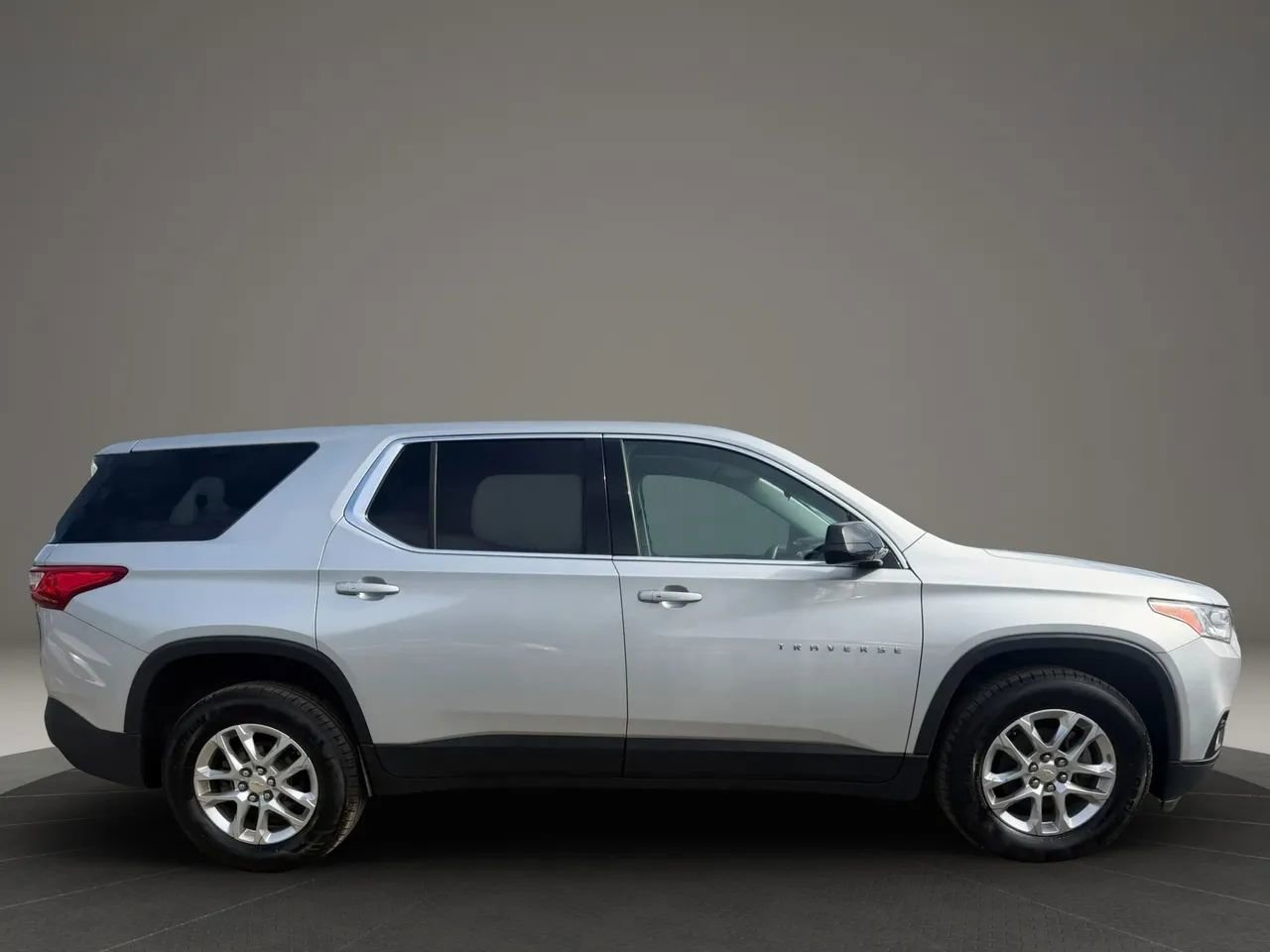 Used 2020 Chevrolet Traverse LS AWD/4WD image 4