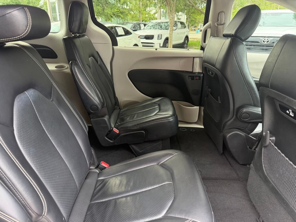 Used 2022 Chrysler Pacifica Touring-L FWD image 8