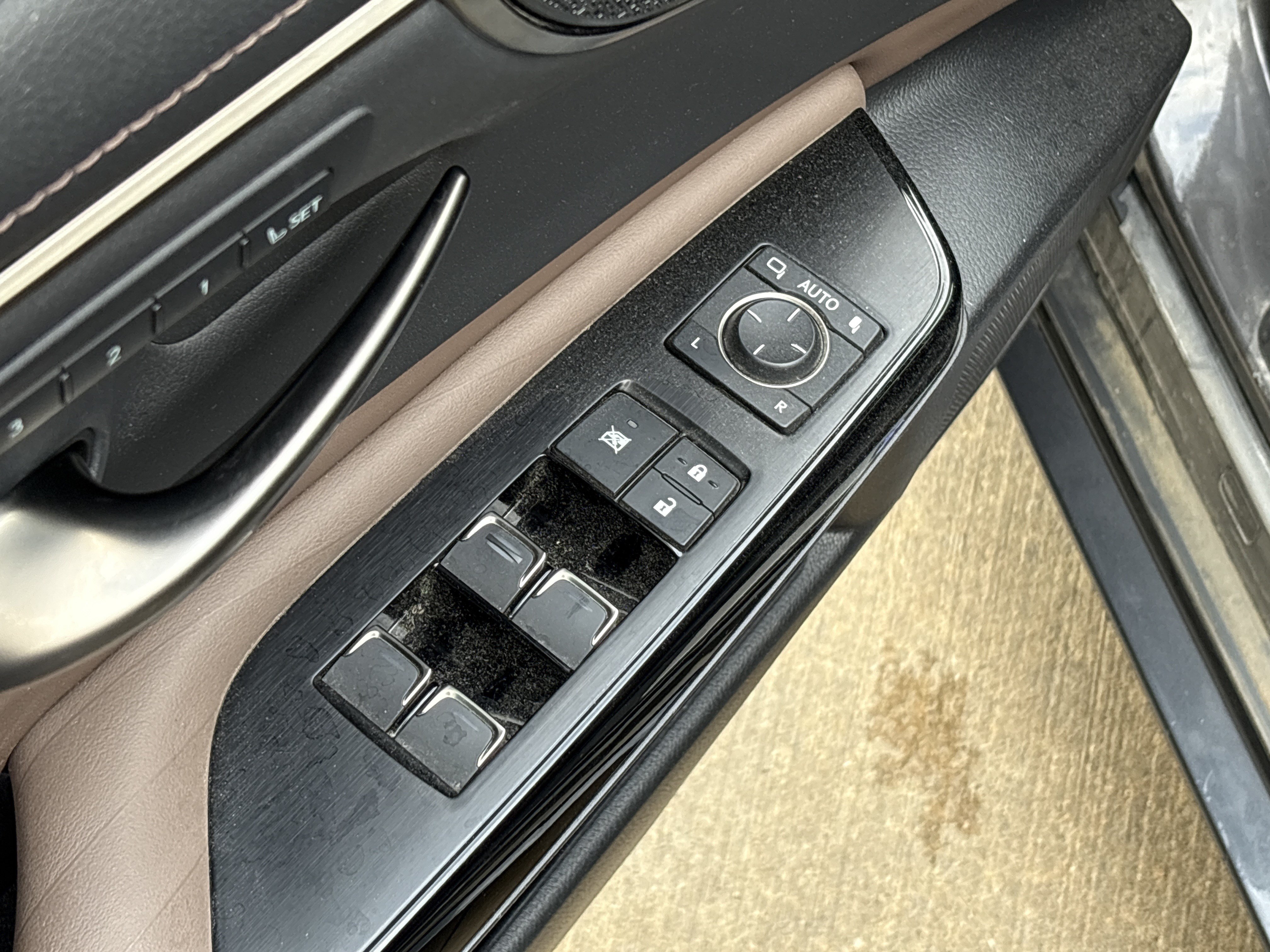 Certified 2022 Lexus ES 300h w/ Accessory Package 2 FWD image 15