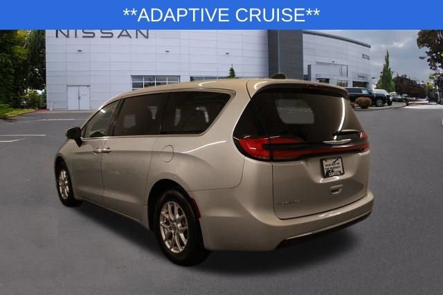 Used 2023 Chrysler Pacifica Touring-L image 5