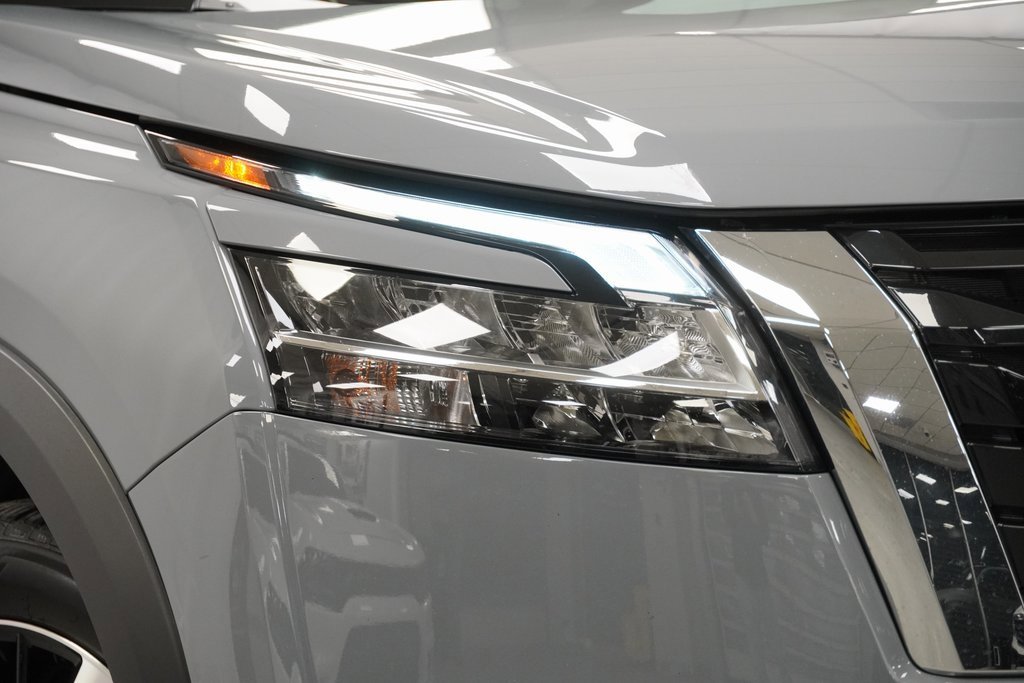 Used 2024 Nissan Pathfinder Platinum w/ Cargo Package image 5