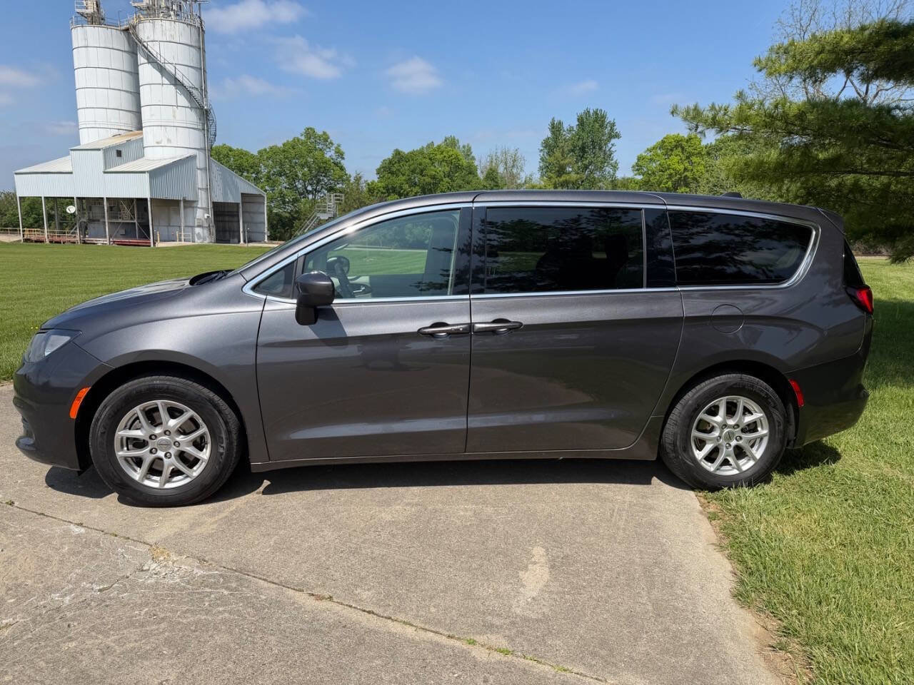 Used 2021 Chrysler Voyager LX FWD image 7