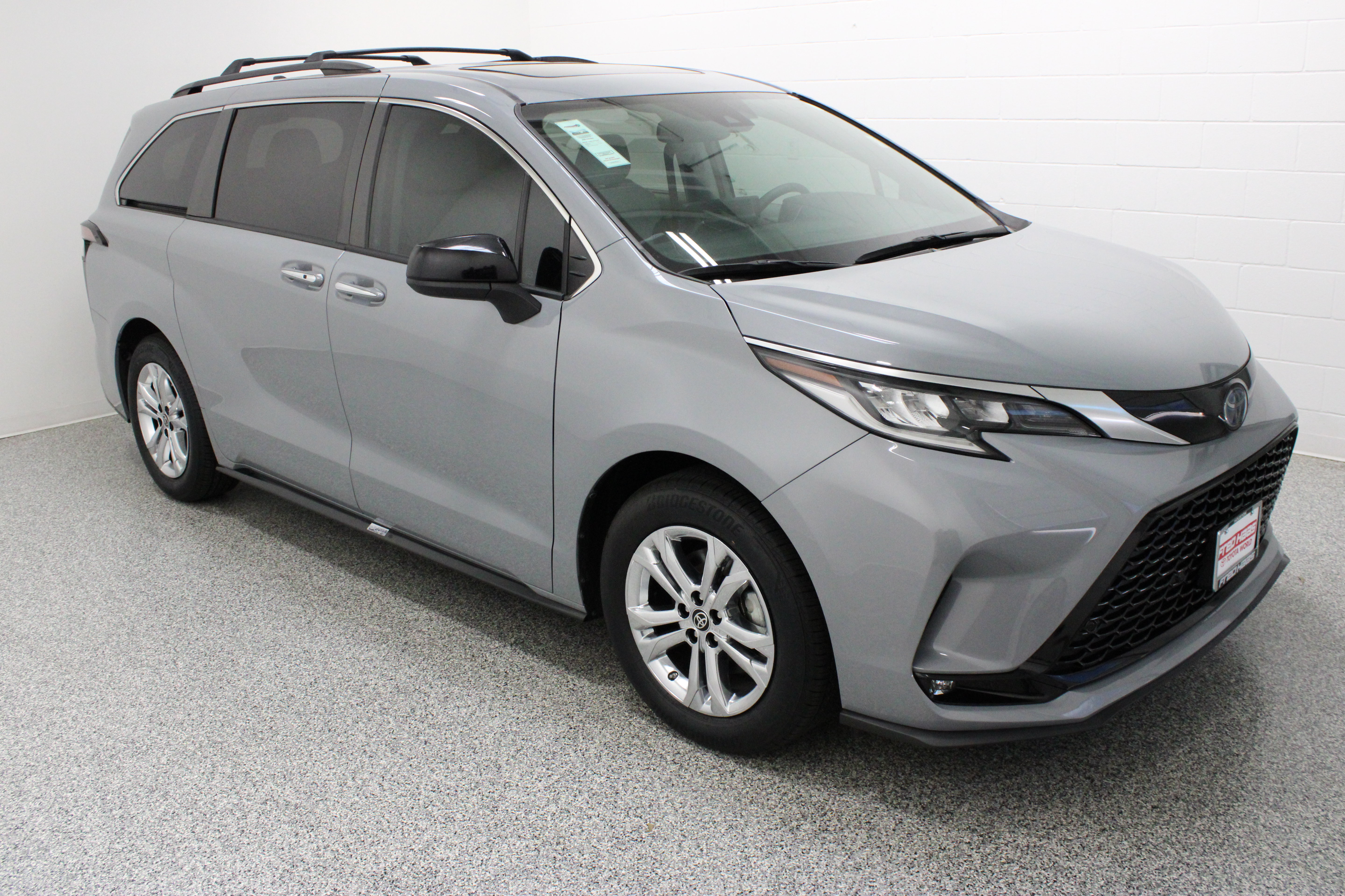 Used 2023 Toyota Sienna XSE w/ XSE Plus Package AWD/4WD image 4