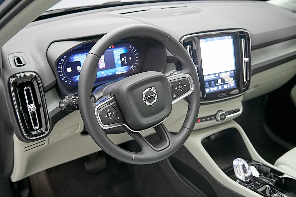 Certified 2025 Volvo XC40 B5 Ultra AWD/4WD image 13