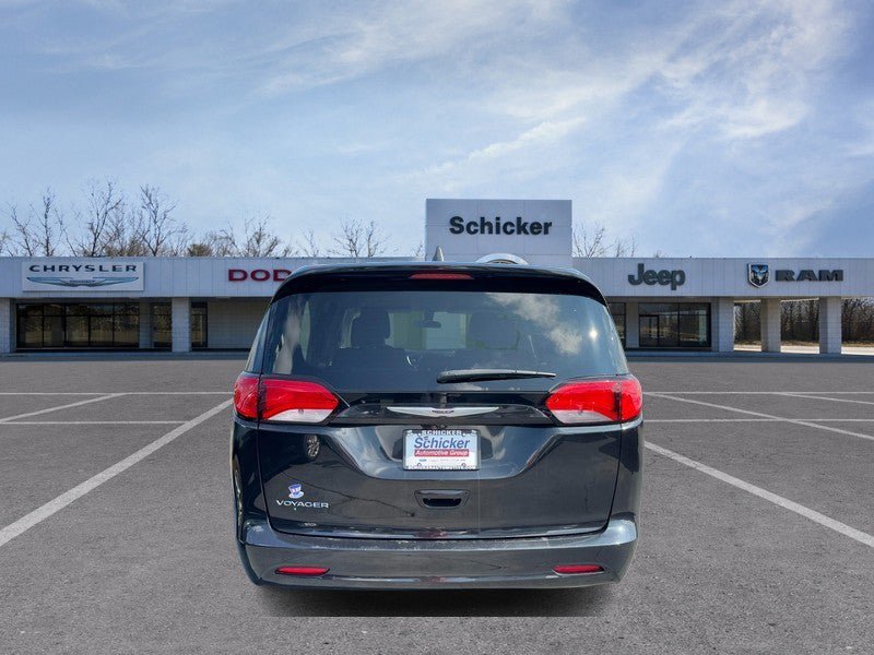 Used 2022 Chrysler Voyager LX FWD image 4