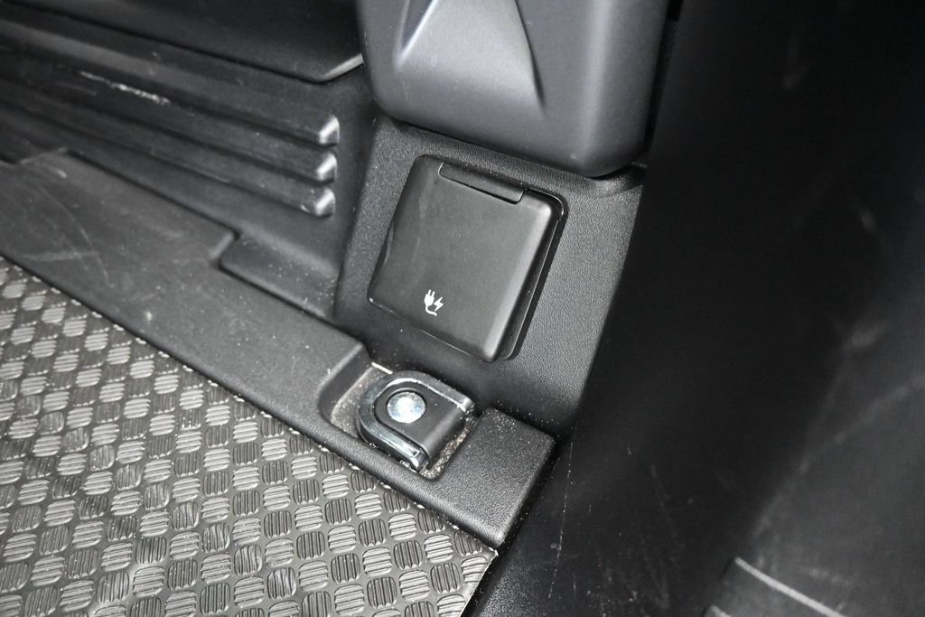 Used 2025 Land Rover Defender 110 S AWD/4WD image 54