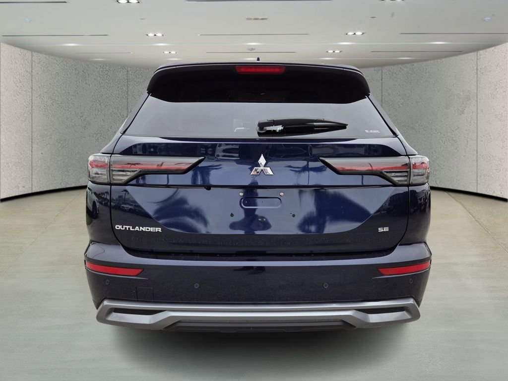 Used 2025 Mitsubishi Outlander SE image 4
