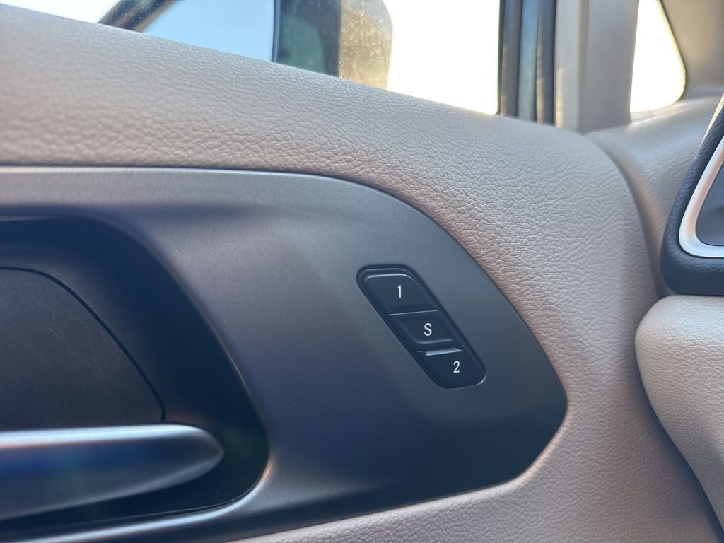 Used 2022 Chrysler Pacifica Touring-L image 6